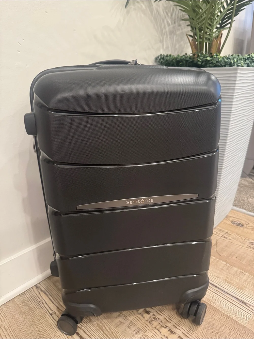 Samsonite Outline Pro Expandable Carry On Spinner Suitcase Luggage carry…